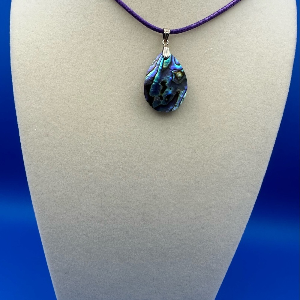 Abelone shell pendant on 16” purple rope with extender - Picture 3 of 5
